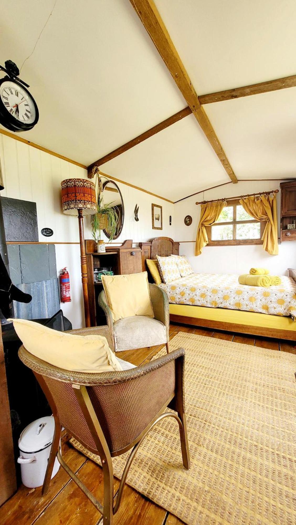 Treguth Glamping Unique Experience - Themed Huts * Saint Day
