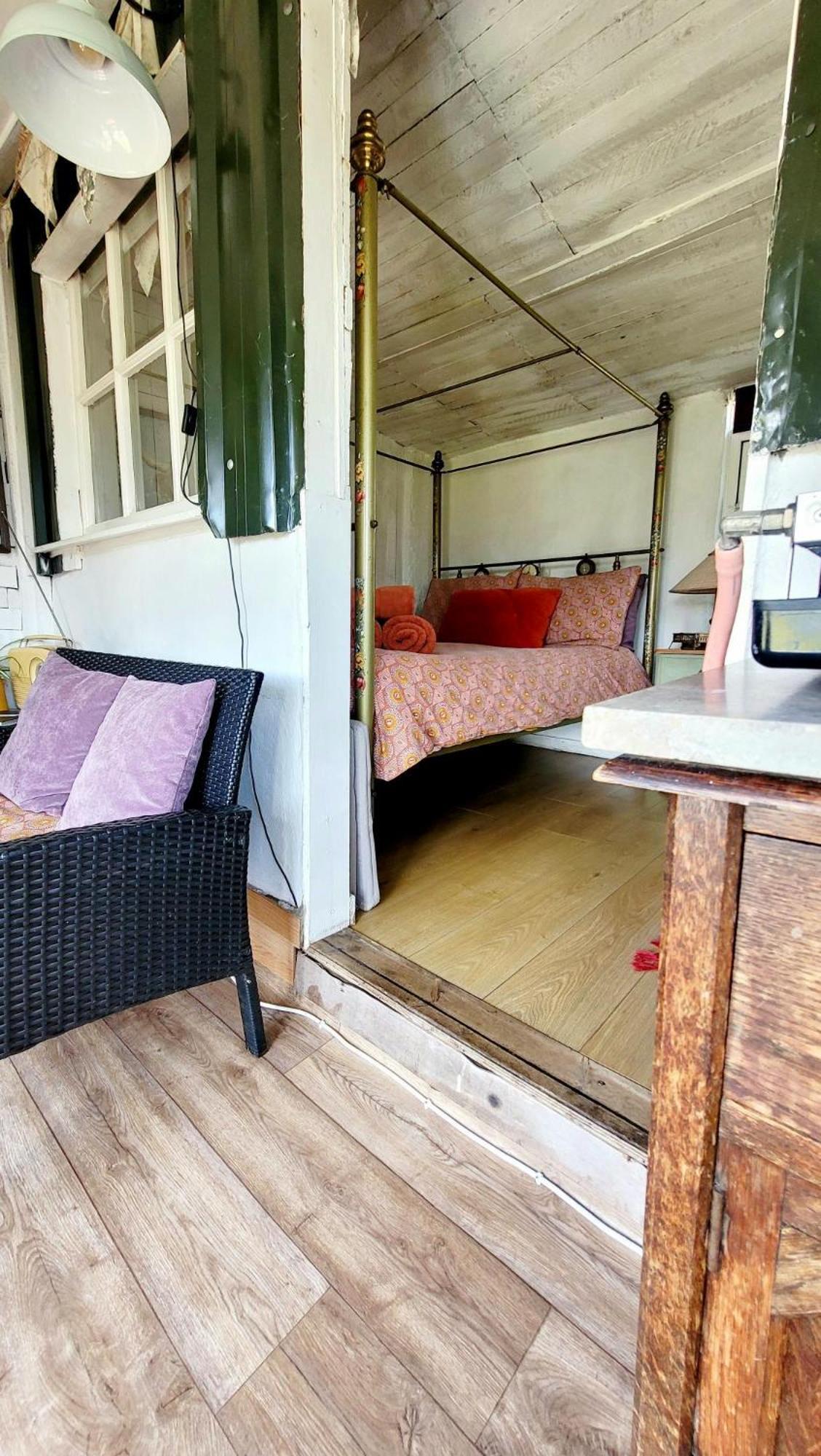 Treguth Glamping Unique Experience - Themed Huts * Saint Day